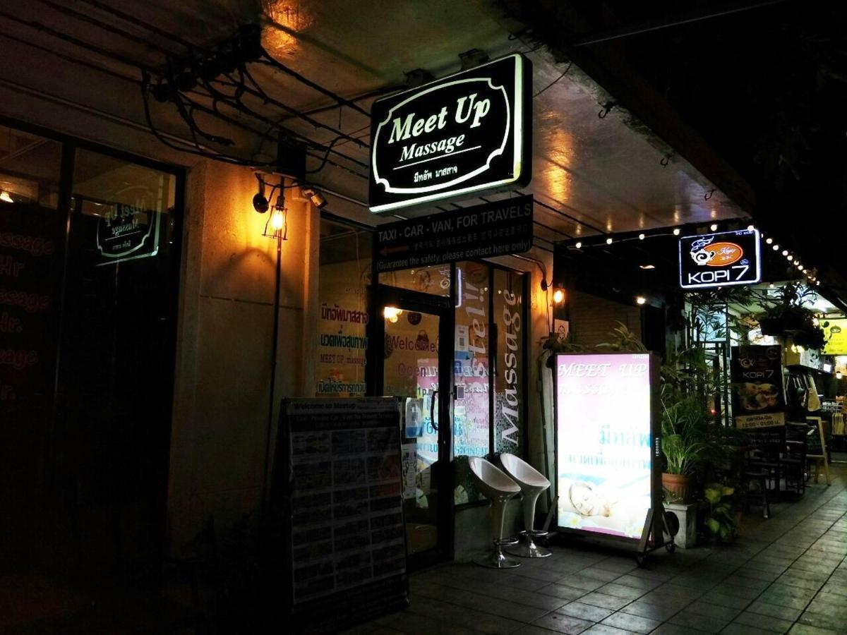 Meet Up Hostel Bangkok Exterior photo